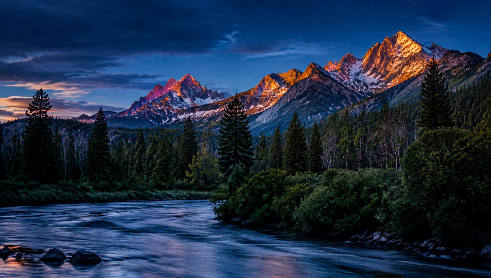 Idaho Sawtooth mountains at dusk